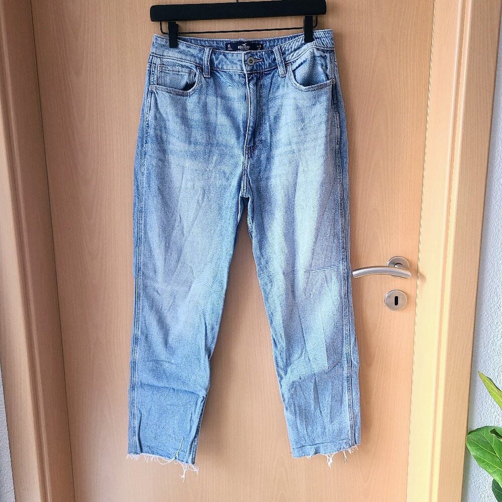 Hollister Ultra High Rise Mom Jean Frayed Ankle Hem Light Wash Denim Women's 29